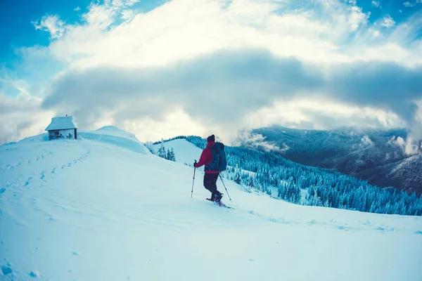 Homem Sapatos Neve Paus Trekking Nas Montanhas Viagem Inverno Escalada — Fotografia de Stock