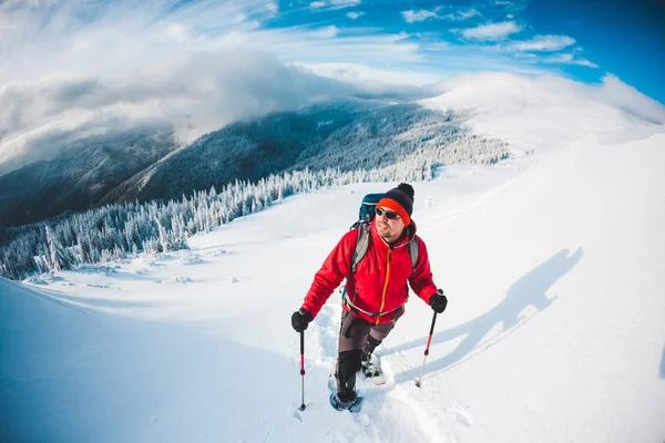 Muž Sněžnice Trekingové Hole Horách Zimní Výlet Lezení Horolezec Proti — Stock fotografie