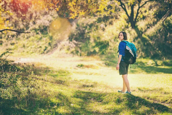 배낭에 여자가을 공원에서 소녀입니다 경치가 여행입니다 날씬한 여자는 산길을 걷으십시오 — 스톡 사진