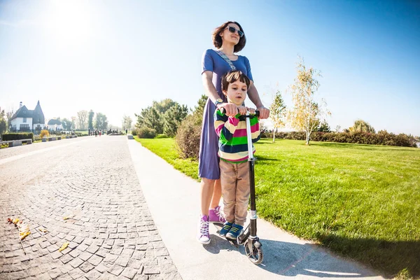 Mujer Montando Con Hijo Una Moto Chico Con Madre Montando —  Fotos de Stock