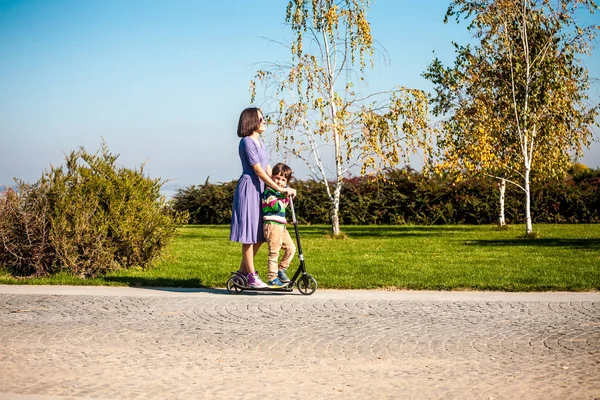 Rapaz Com Mãe Monta Uma Scooter Criança Passa Tempo Com — Fotografia de Stock