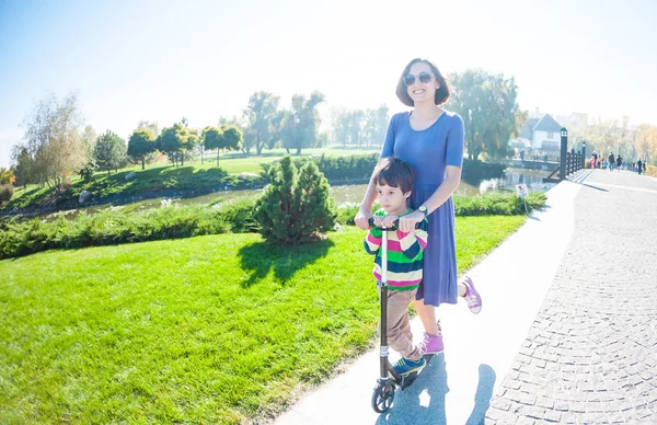 Mujer Montando Con Hijo Una Moto Chico Con Madre Montando — Foto de Stock