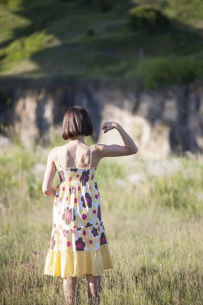 Chica Muestra Sus Músculos Una Mujer Con Vestido Verano Está — Foto de Stock
