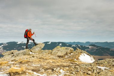 Dağcı üstte bir sırt çantası ile. Bir adam dağda insanlar güzel vahşi, bir dağın tepesine tırmandı ve onun başarı zevk adam seyahat gitti. Kış yürüyüş.