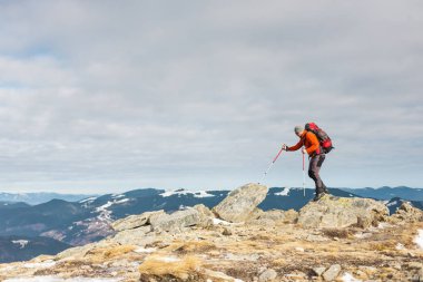 Dağcı üstte bir sırt çantası ile. Bir adam dağda insanlar güzel vahşi, bir dağın tepesine tırmandı ve onun başarı zevk adam seyahat gitti. Kış yürüyüş.