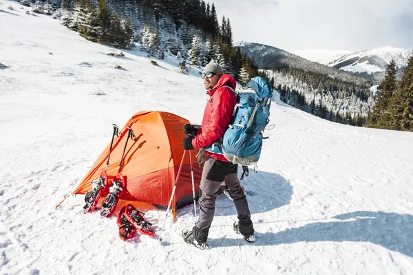 Karda Kamp Kış Dağlarda Trekking Turuncu Çadır Kar Ayakkabıları Trekking — Stok fotoğraf