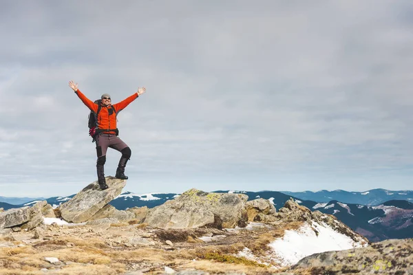 Bergsteiger Mit Rucksack Einem Sonnigen Tag Ein Mann Bestieg Den — Stockfoto