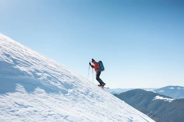 Ένας Άνθρωπος Ανεβαίνει Στην Κορυφή Του Βουνού Ορειβάτης Παπούτσια Χιονιού — Φωτογραφία Αρχείου