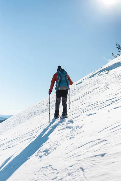 雪靴のアルピニストは バックパックを運ぶ 冬の山での旅 自然の中の極端な休暇 — ストック写真