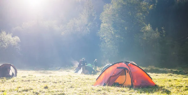 Tenda Arancione Campeggio Riposa Nella Natura Campeggio Sul Prato Verde — Foto Stock