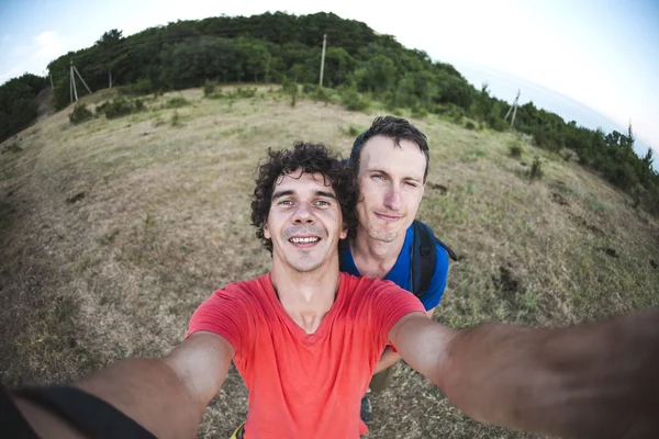 Selfie Dos Hombres Amigos Naturaleza Chicos Fondo Las Montañas Lente — Foto de Stock