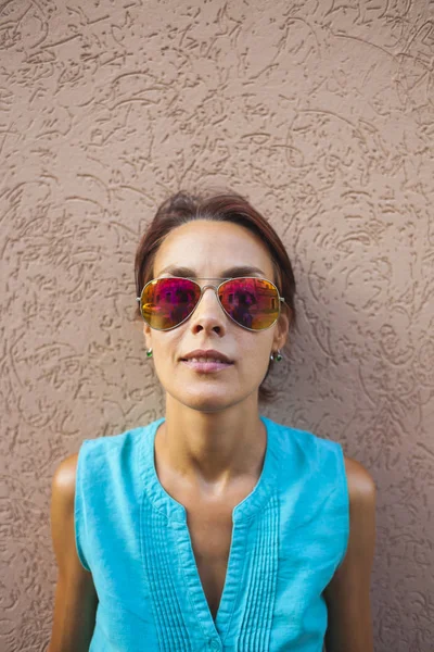 Portret Kobiety Dziewczyna Tle Ściany Brązowy Smukła Kobieta Okularami Pozuje — Zdjęcie stockowe