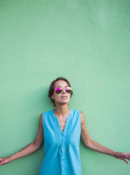 Menina Fundo Uma Parede Verde Uma Mulher Delgada Com Óculos — Fotografia de Stock
