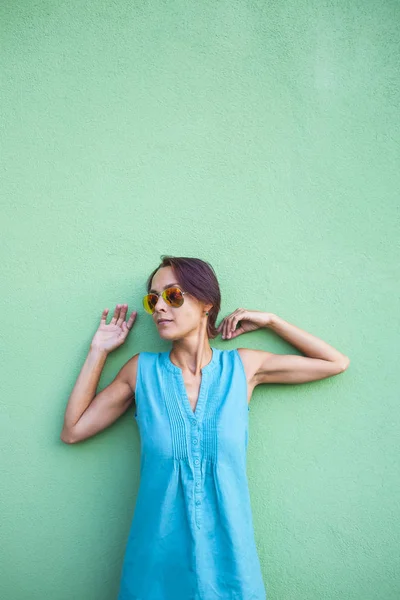 Menina Fundo Uma Parede Verde Uma Mulher Delgada Com Óculos — Fotografia de Stock