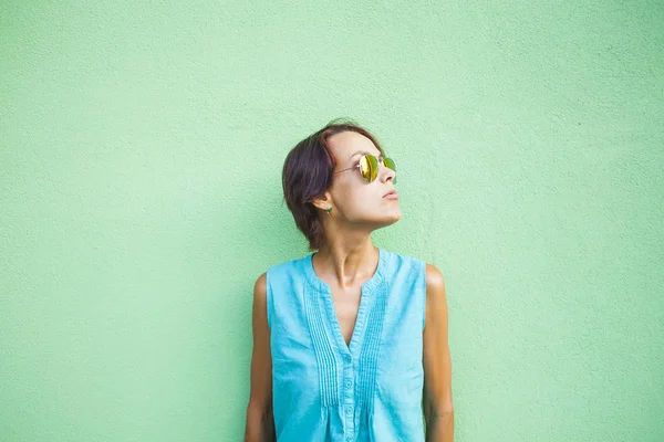 Mujer Delgada Vestido Sobre Fondo Pared Verde Chica Sonriente Con —  Fotos de Stock