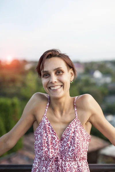 Mulher Sorridente Perto Retrato Uma Morena Com Cabelo Escuro Curto — Fotografia de Stock