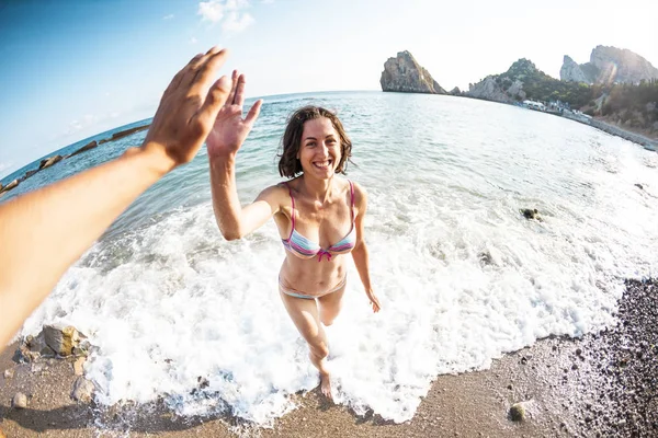 해변에서 제공합니다 수영복에 날씬한 여자는 바다와 인사를 흔들며에서 나온다 인사말의 — 스톡 사진
