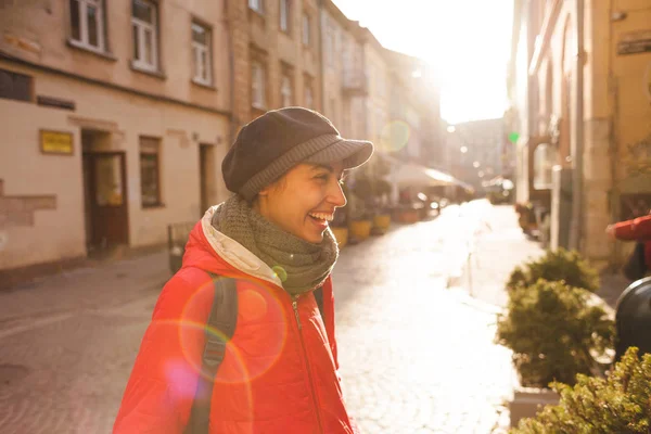 Lächelndes Mädchen Auf Der Straße Junge Frau Beim Spaziergang Durch — Stockfoto