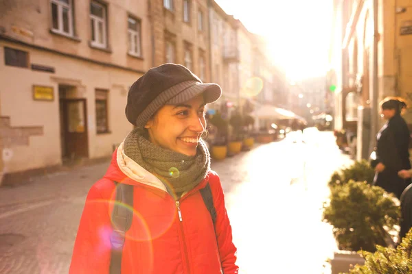 Bir Şehir Sokak Kadını Gülümseyen Kız Kentin Içinde Yürür Kadın — Stok fotoğraf