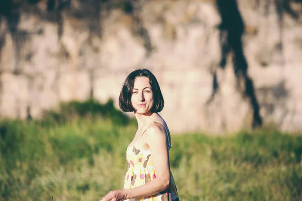 Retrato Una Chica Naturaleza Una Mujer Vestido Está Caminando Por —  Fotos de Stock