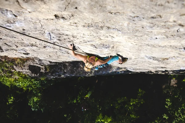 Chica Sube Roca Una Mujer Dedica Aptitud Naturaleza Deporte Extremo —  Fotos de Stock