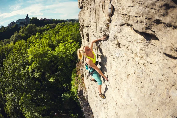 Chica Sube Roca Una Mujer Dedica Aptitud Naturaleza Deporte Extremo — Foto de Stock