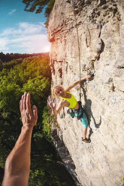 Chica Sube Roca Una Mujer Dedica Aptitud Naturaleza Escalador Cinco —  Fotos de Stock