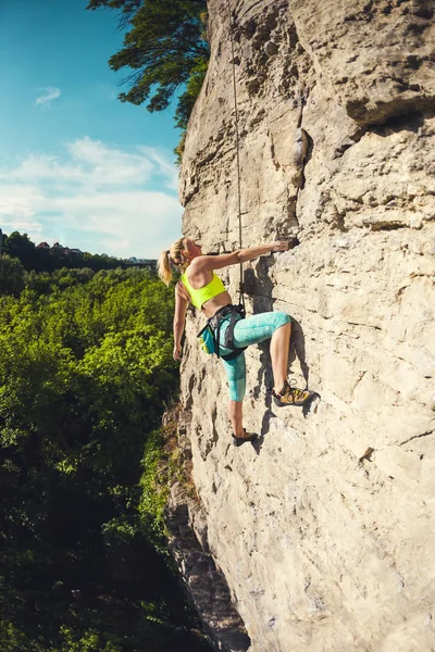 Chica Sube Roca Una Mujer Dedica Aptitud Naturaleza Deporte Extremo — Foto de Stock