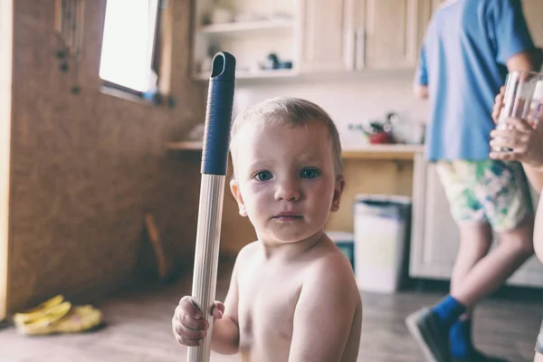 Rapazinho Ajuda Pais Limpar Cozinha Miúdo Está Segurar Uma Esfregona — Fotografia de Stock