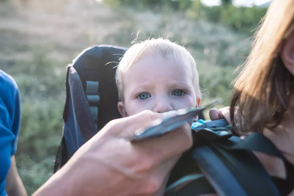 Der Elternteil Füttert Das Baby Mit Babynahrung Fütterung Des Kindes — Stockfoto