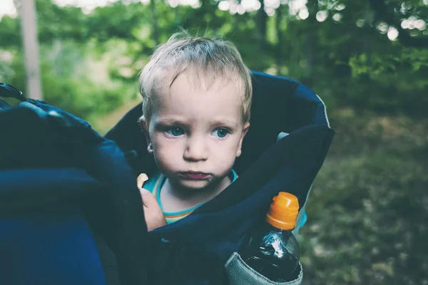 Ett Barn Sitter Ryggsäck Porträtt Pojke Kid Reser Med Sina — Stockfoto