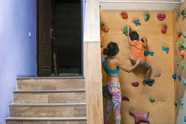 Una Mujer Está Entrenando Hijo Chico Sube Muro Escalada Mamá —  Fotos de Stock