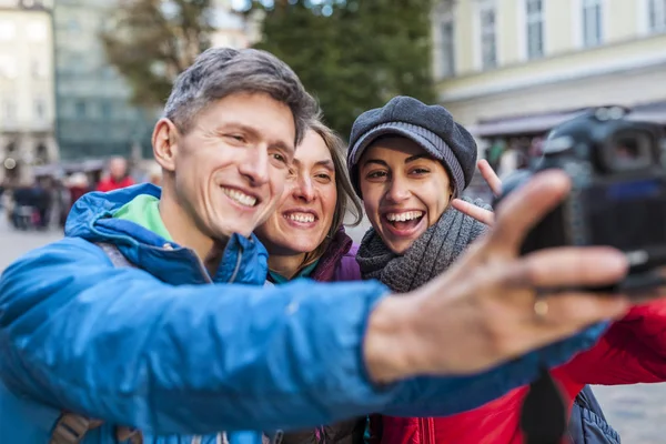 Друзів Взяти Selfie Троє Друзів Прогулянки Красивим Інтер Єром Подорож — стокове фото