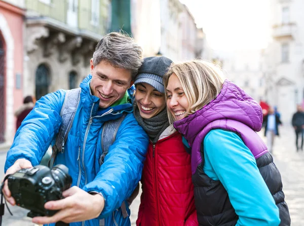 Друзів Взяти Selfie Троє Друзів Прогулянки Красивим Інтер Єром Подорож — стокове фото