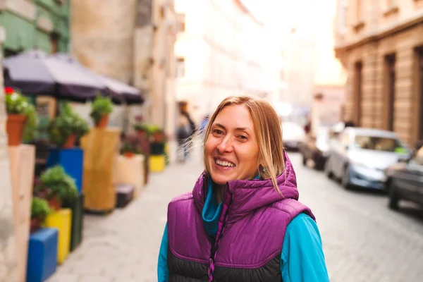 Mujer Una Calle Ciudad Una Chica Sonriente Camina Por Ciudad — Foto de Stock