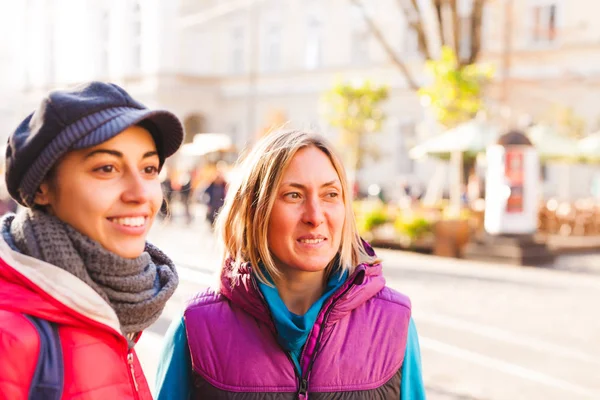 Zwei Freunde Fuß Der Stadt Frauen Reisen Europäische Städte Mädchen — Stockfoto