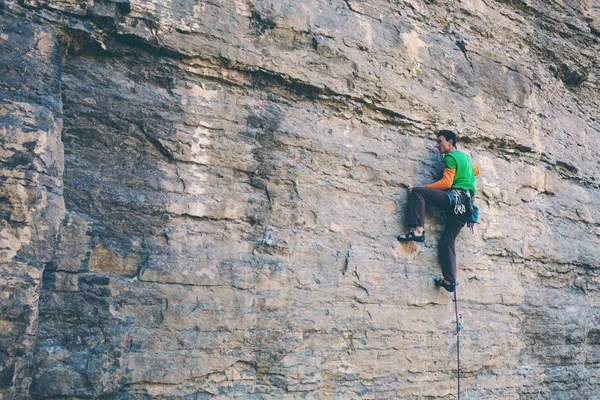 Hombre Supera Una Difícil Ruta Escalada Escalador Una Roca Hacer — Foto de Stock