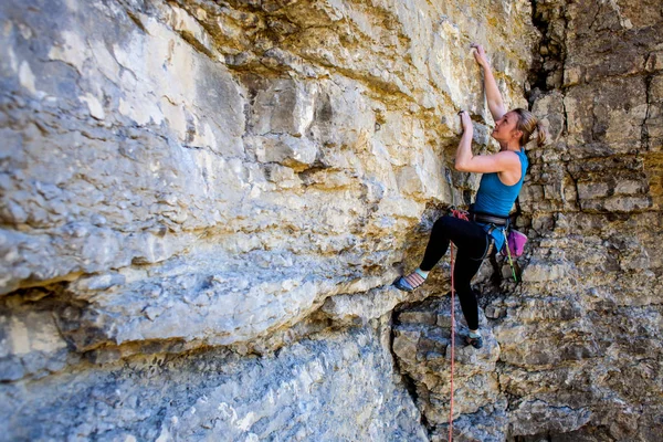 一个年轻的女人爬上岩石 在性质上的积极性休息 — 图库照片