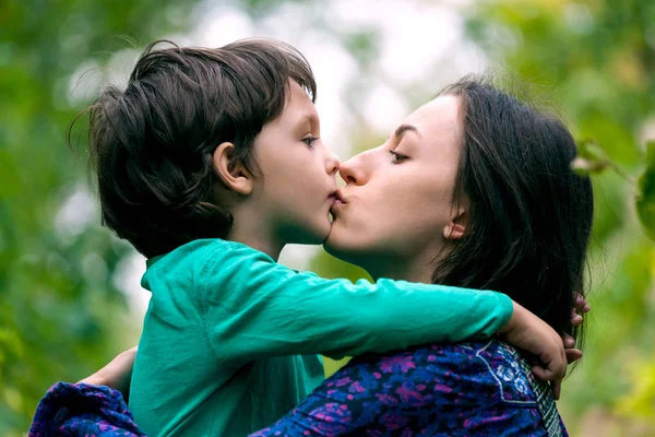 Abrazo Mamá Chico Está Abrazando Madre Mujer Sonriente Camina Con —  Fotos de Stock