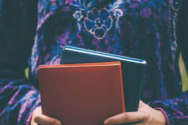 Une Femme Tenue Ethnique Tient Des Livres Éducation Dans Les — Photo