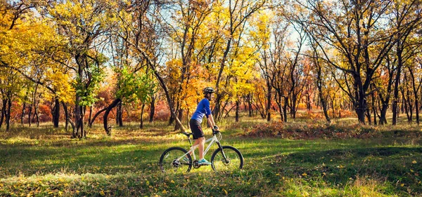 Flickan Med Ryggsäck Rider Cykel Parken Hösten Smal Kvinna Tåg — Stockfoto