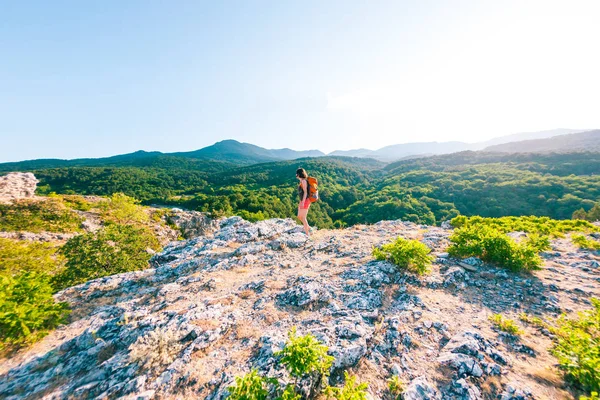 Flicka Toppen Berget Kvinna Med Ryggsäck Promenader Längs Bergsstig Klättra — Stockfoto