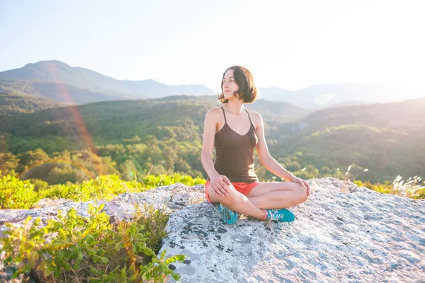 Una Ragazza Seduta Sulla Cima Una Montagna Tramonto Una Donna — Foto Stock