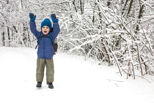 Дитина Проходить Через Сніг Хлопчик Рюкзаком Гуляє Парку Взимку Зимові — стокове фото