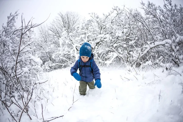 Enfant Court Dans Neige Garçon Avec Sac Dos Promène Dans — Photo