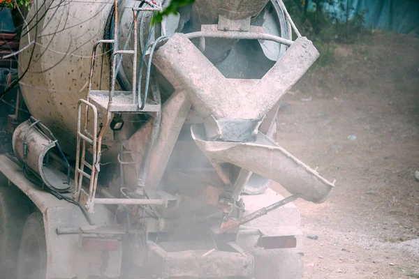 汚れたコンクリート ミキサーのクローズ アップ 建設現場で建設機械 粉末の技術 — ストック写真