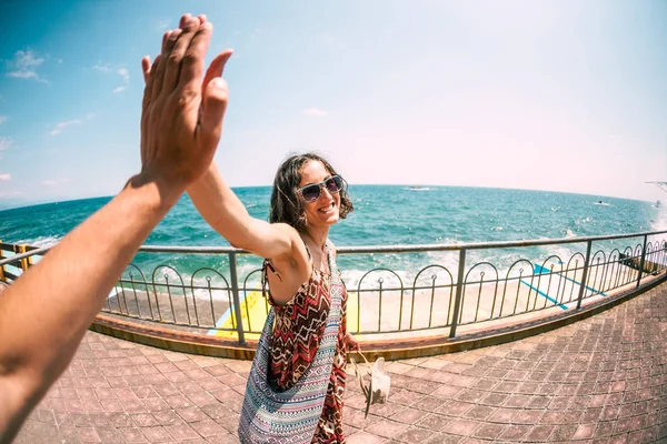 Ragazza Sta Camminando Lungo Località Turistica Donna Sorridente Cinque Strada — Foto Stock