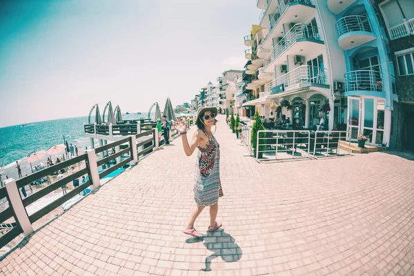 Ragazza Sta Sulla Riva Guarda Mare Una Donna Cammina Lungo — Foto Stock