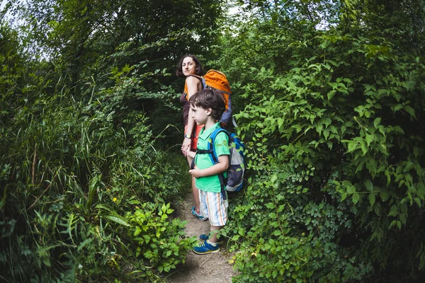 Жінка Дитина Ходять Лісовій Стежці Хлопчик Рюкзаком Їде Матір Похід — стокове фото