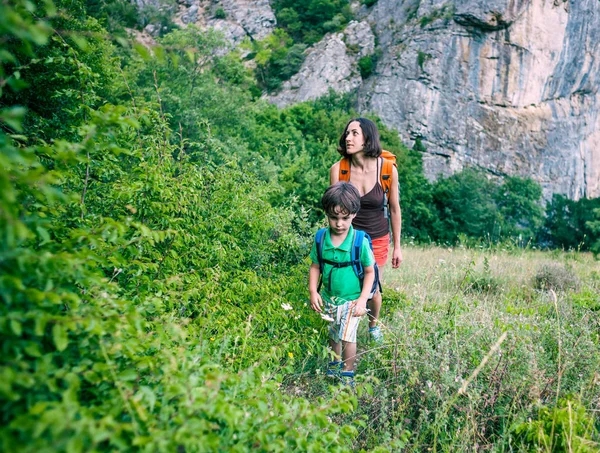 Una Mujer Hijo Caminan Largo Sendero Forestal Niño Con Una — Foto de Stock